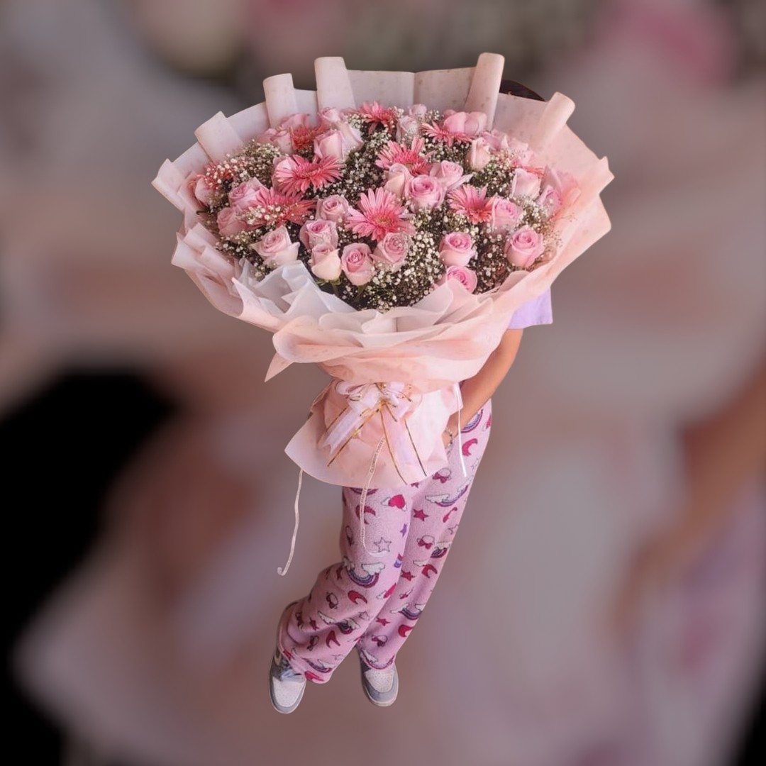 Ramo rosas guipsofilia